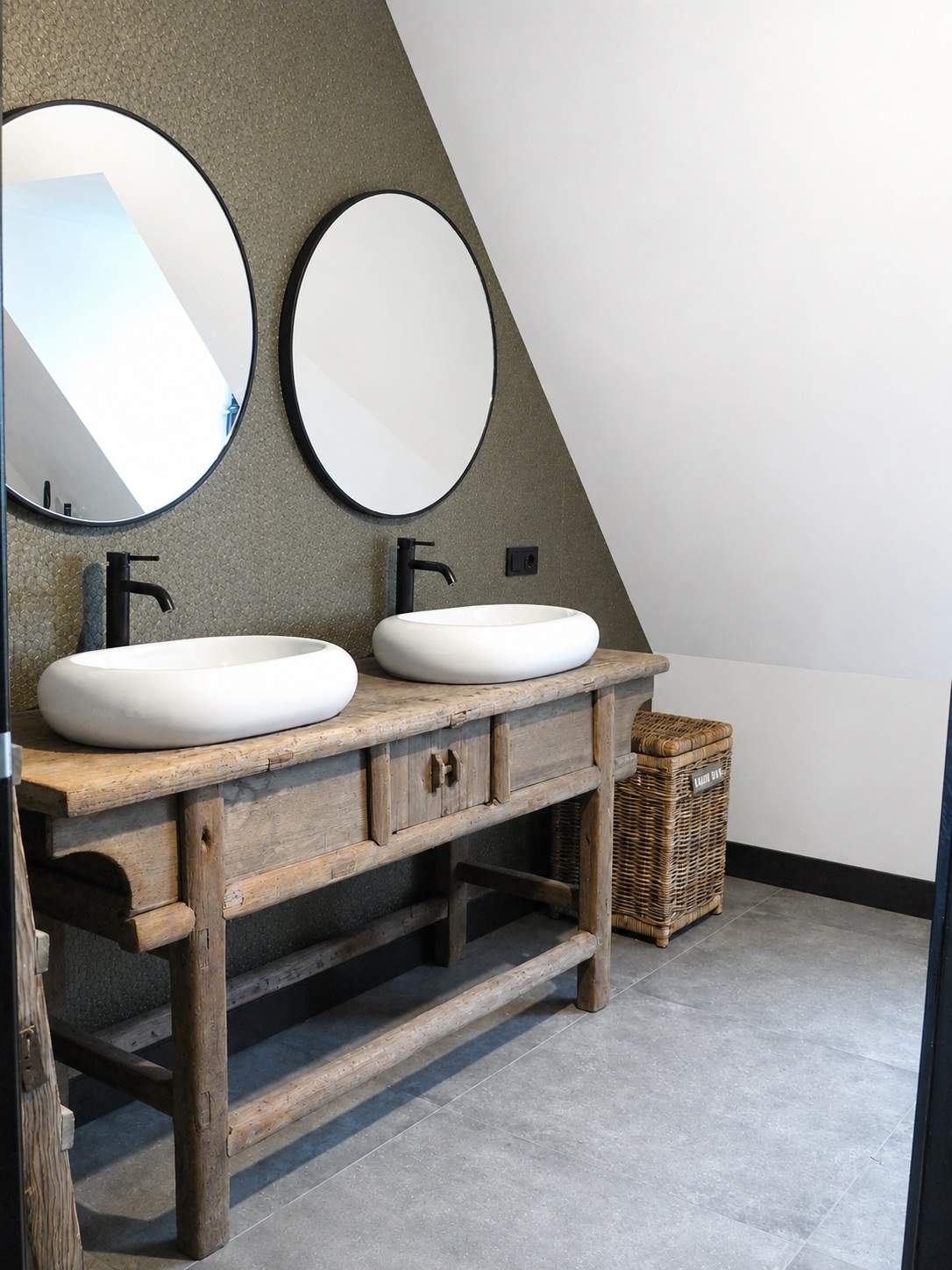 Landelijk interieur met donkere kleuren Landelijk interieur met donkere kleuren