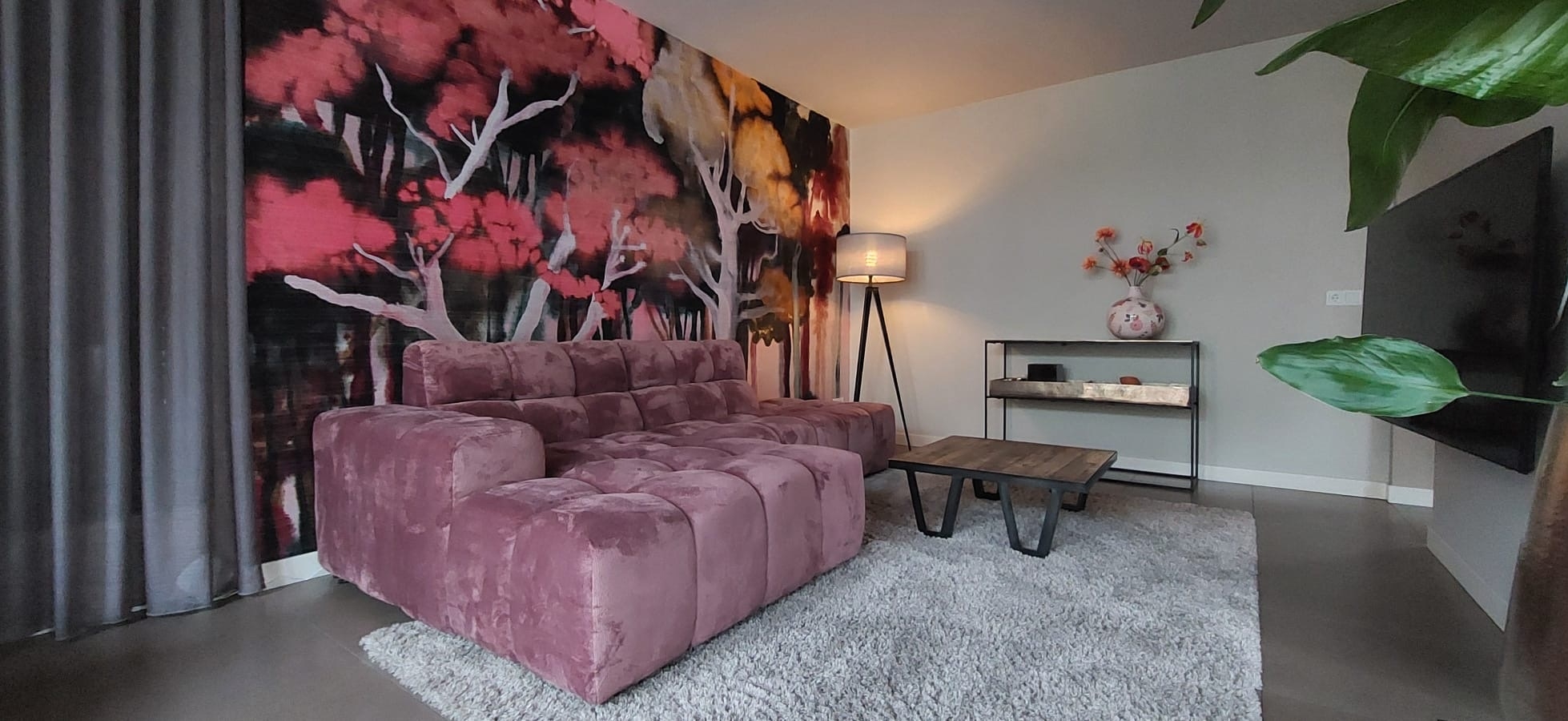 Artistiek behangpaneel  in woonkamer