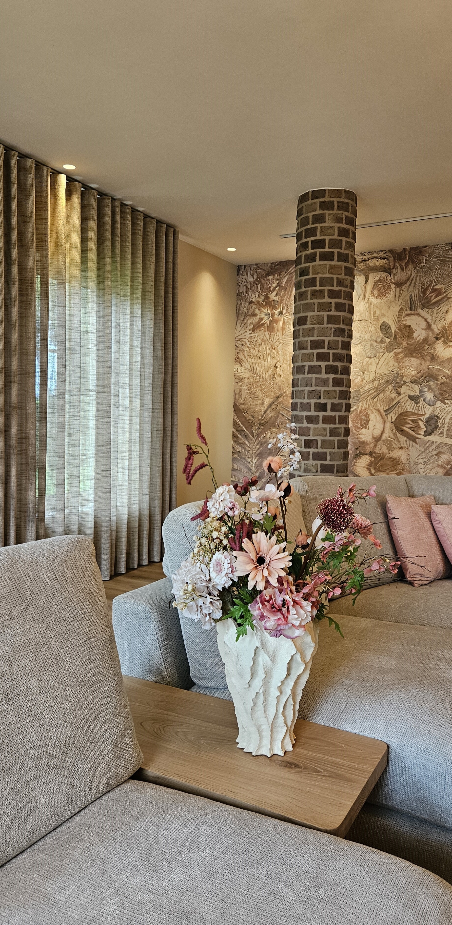 Rustig interieur met sprekend behang